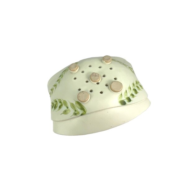 Hilborn Footed Ceramic Berry Bowl With Leaf Design - Picture 6 of 10